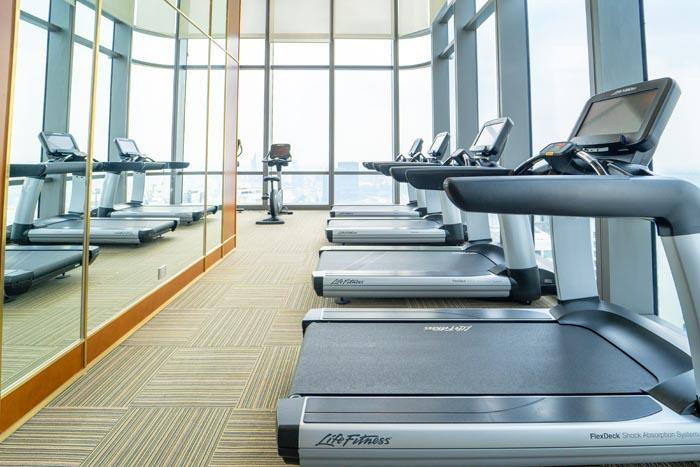 Phòng gym hiện đại với đầy đủ trang thiết bị và tầm nhìn thành phố