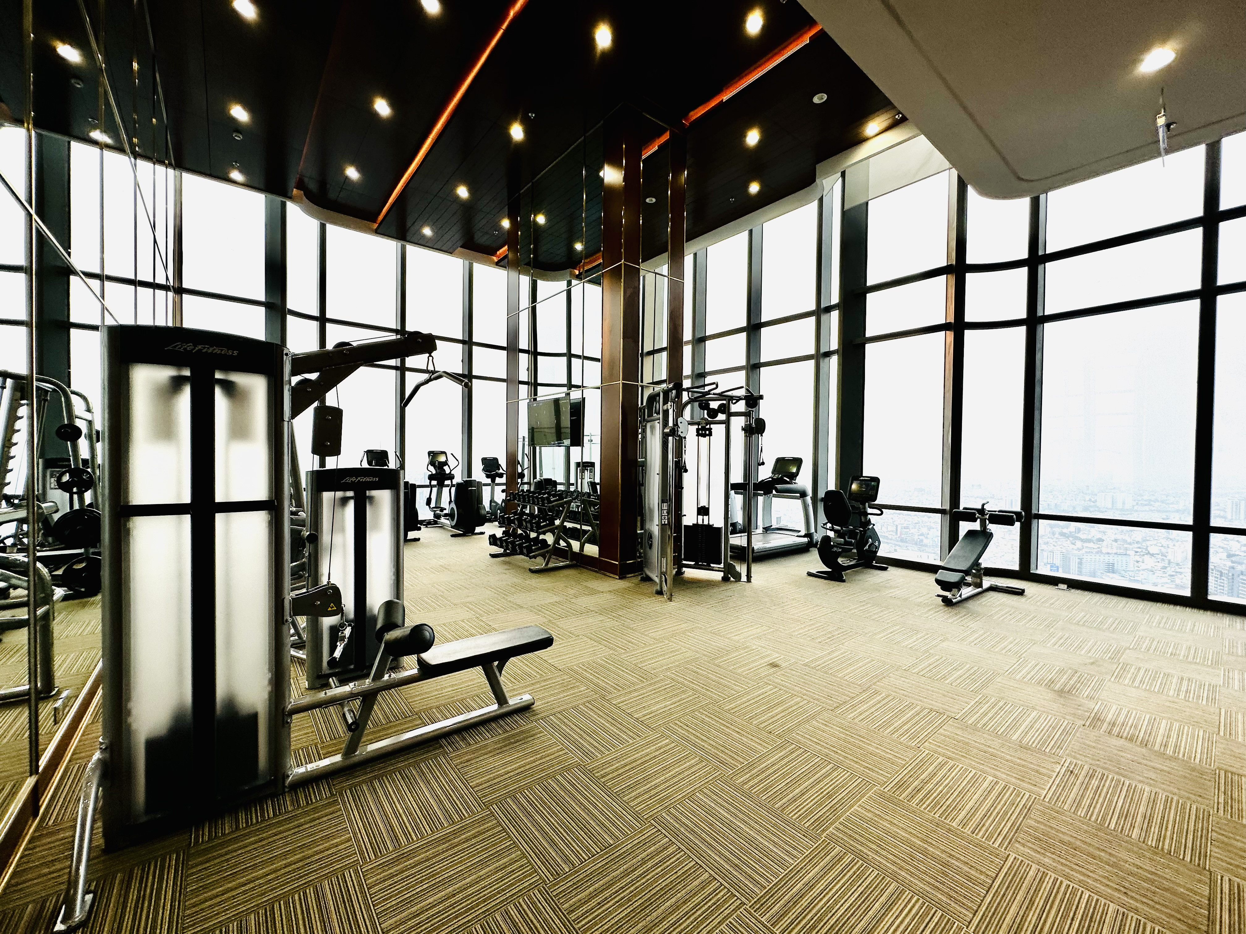 Phòng gym hiện đại với tầm nhìn toàn cảnh thành phố từ The Landmark 81