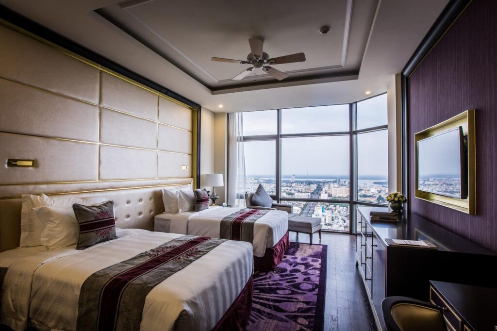 Phòng nghỉ tiện nghi với view thành phố tại khách sạn Vinpearl Cần Thơ
