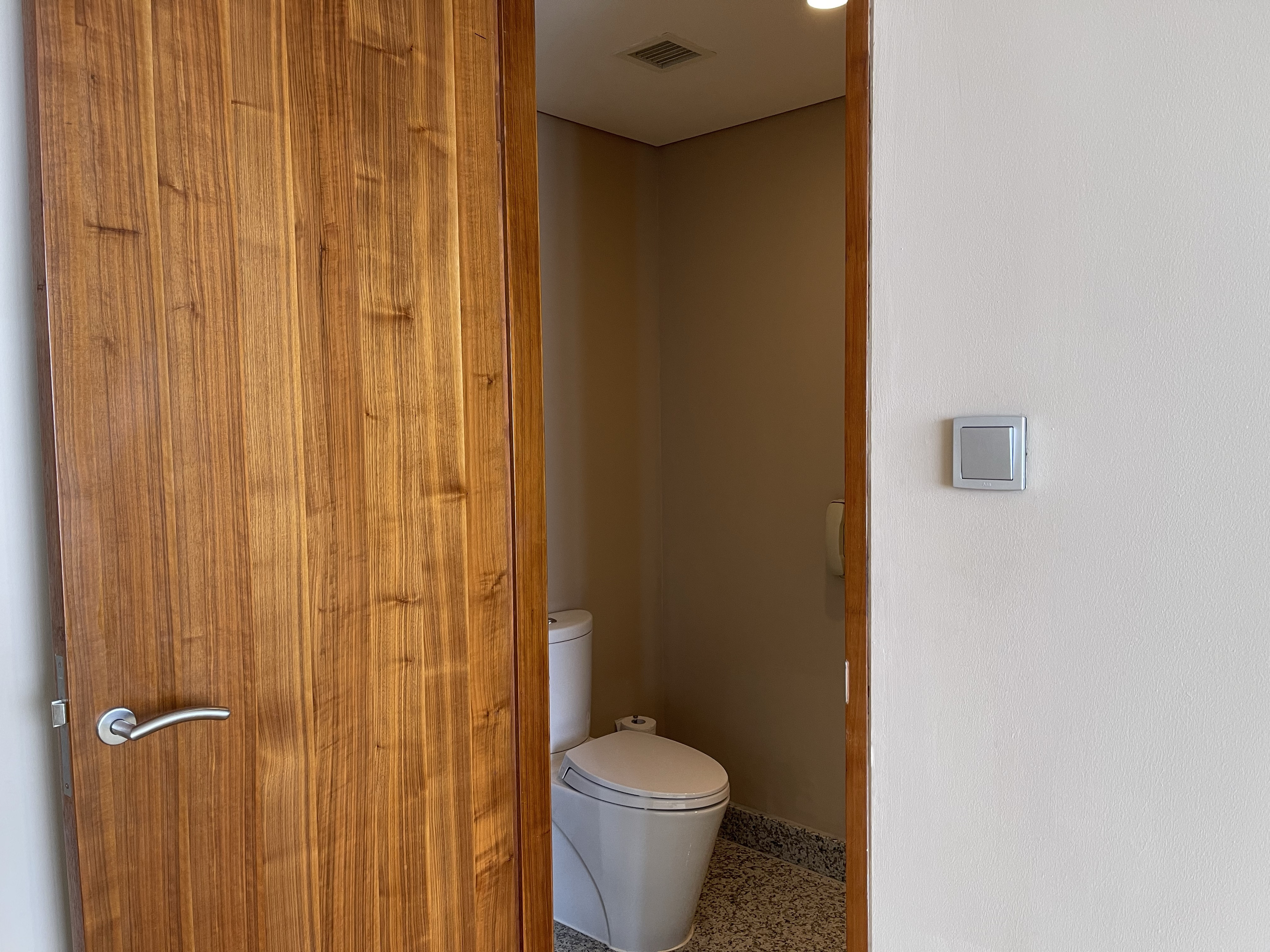 Phòng tắm phụ trong Junior Suite của InterContinental Hanoi Landmark72