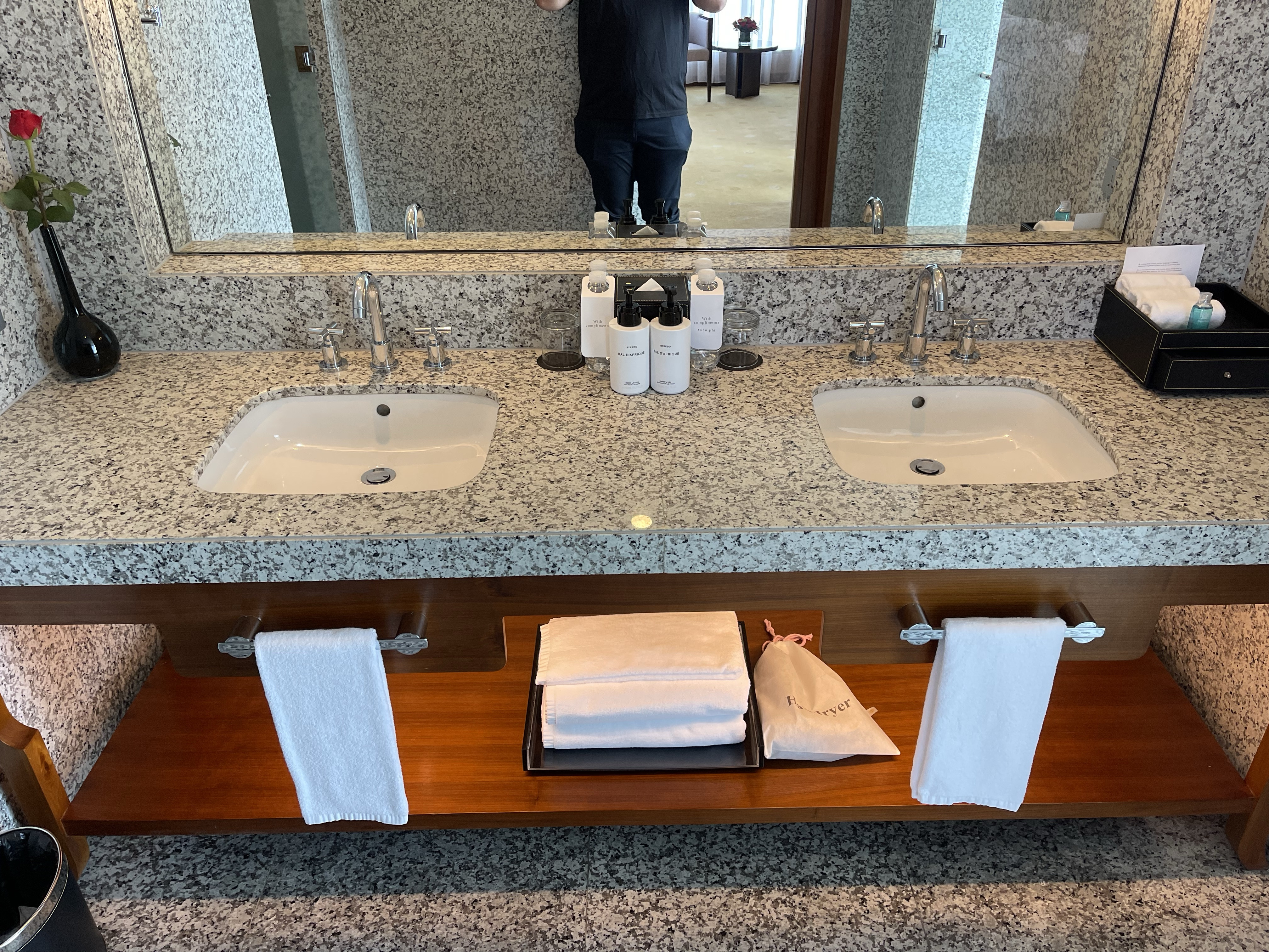 Phòng tắm tiện nghi với bồn tắm và vòi sen riêng biệt tại InterContinental Hanoi Landmark Hotel