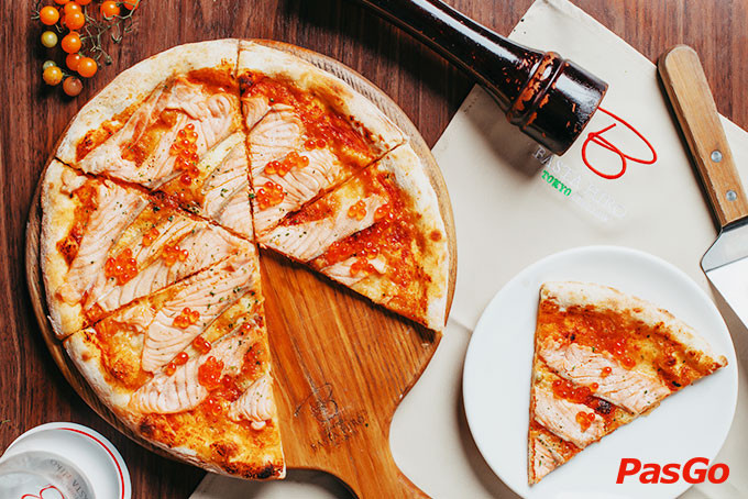 Pizza cá hồi tươi ngon tại nhà hàng Basta Hiro