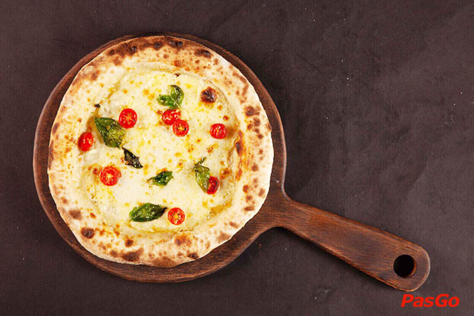 Pizza Capricciosa với viền bánh vàng giòn tại Landmark 81