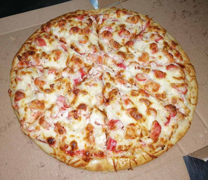 Pizza đầy ắp topping và phô mai hấp dẫn tại Pizza Phố Long An
