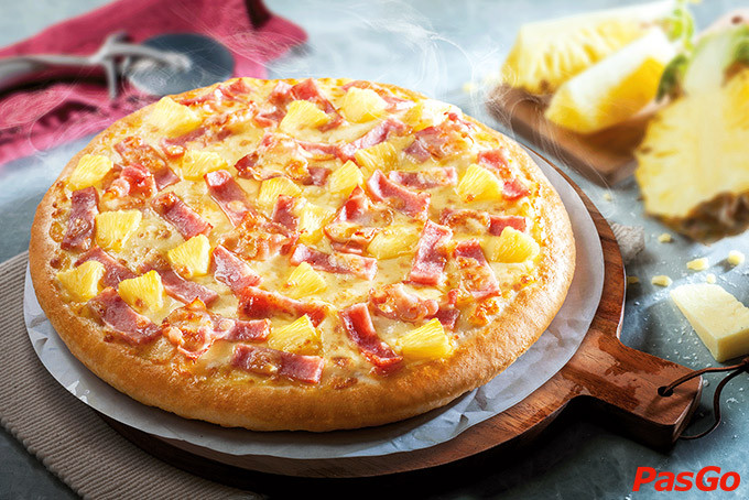 Pizza Hawaiian đế dày với giăm bông và trái thơm, một lựa chọn hấp dẫn tại The Pizza Company Thảo Điền