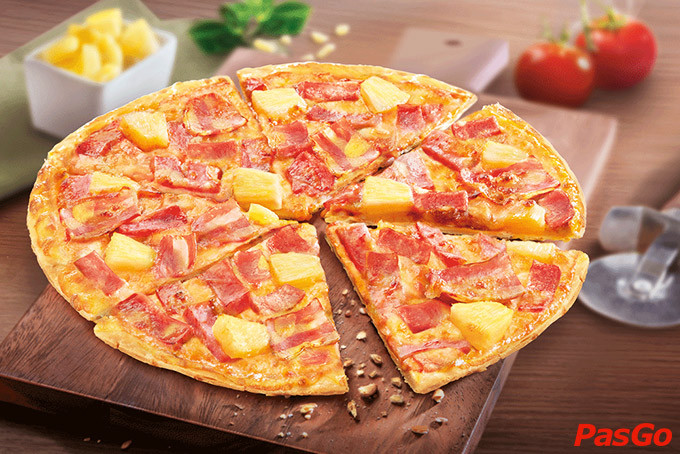 Pizza Hawaiian đế mỏng giòn rụm, mang đến trải nghiệm khác biệt tại nhà hàng Pizza Company