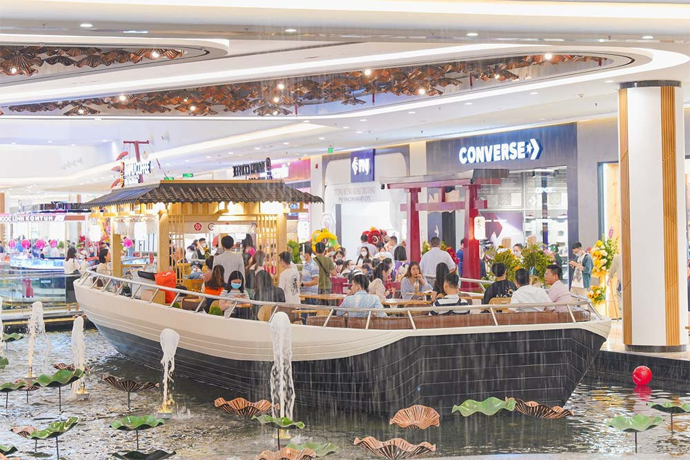 Quán cà phê với không gian mở bên dòng sông nhân tạo tại Vincom Mega Mall Smart City.