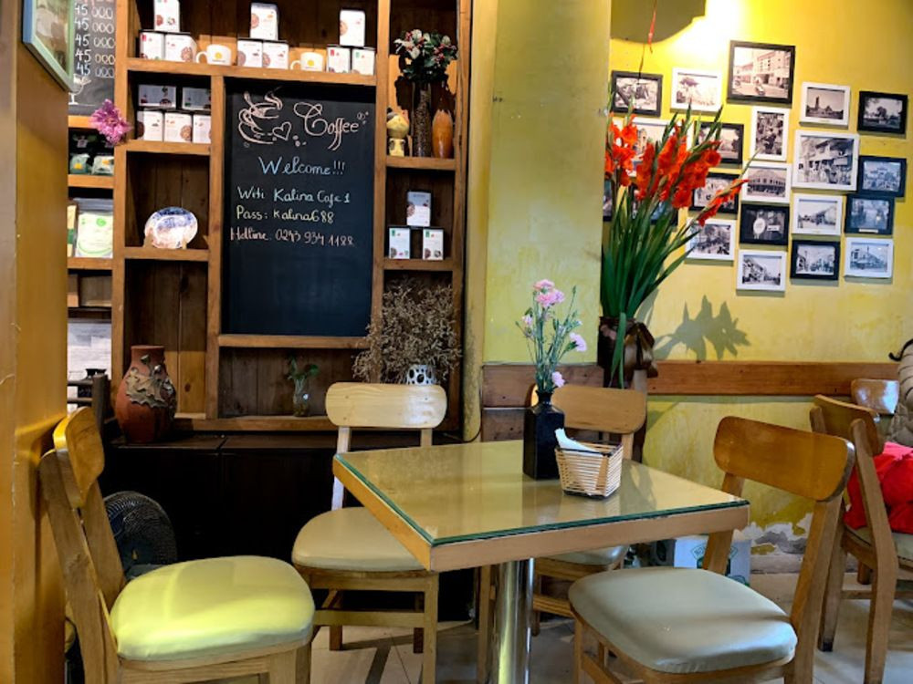 Quán Kalina Café với phong cách cổ điển, bàn ghế gỗ ấm cúng