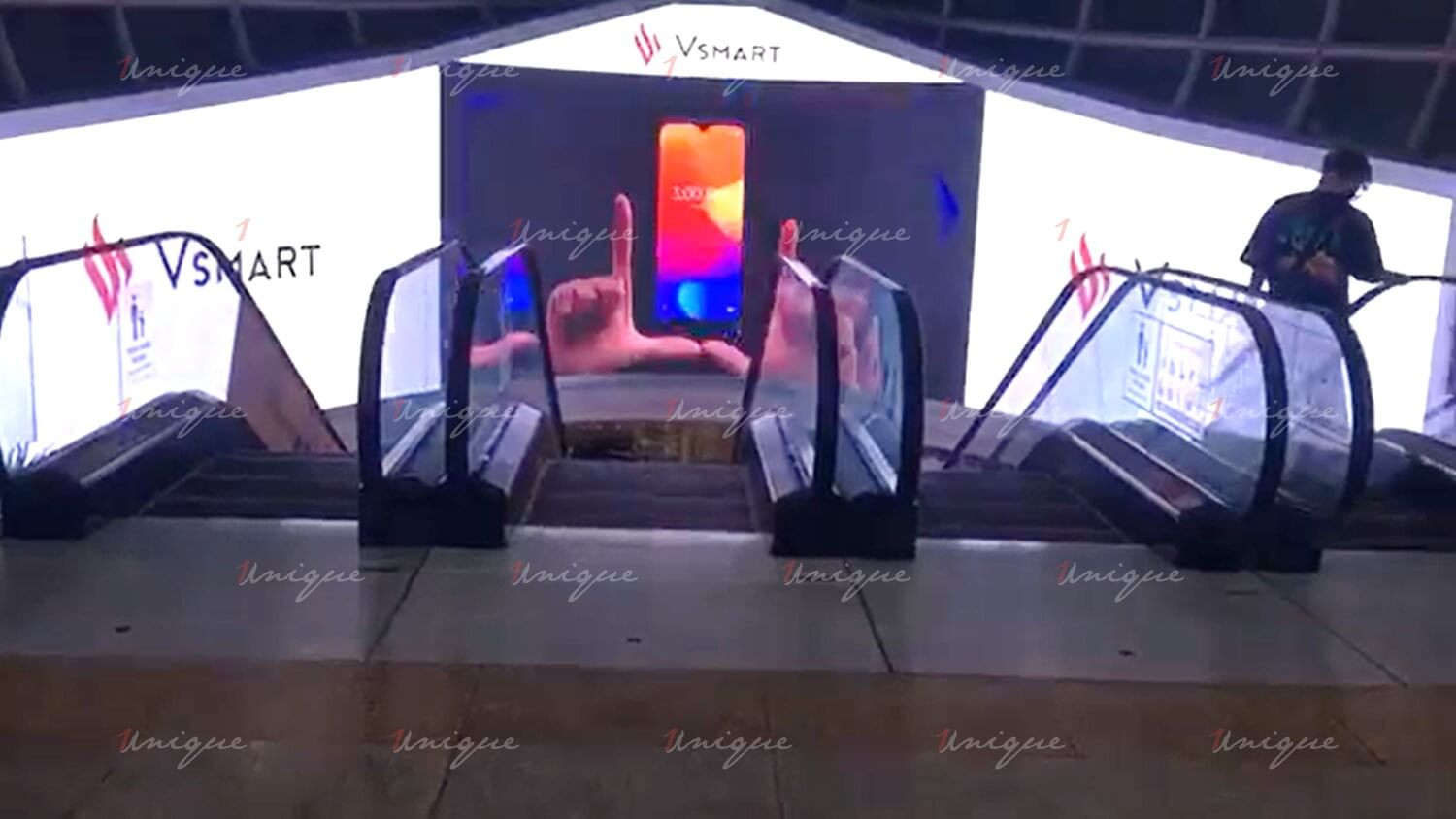 Quảng cáo điện thoại Vsmart trên màn hình LED tại Vincom Mega Mall Times City
