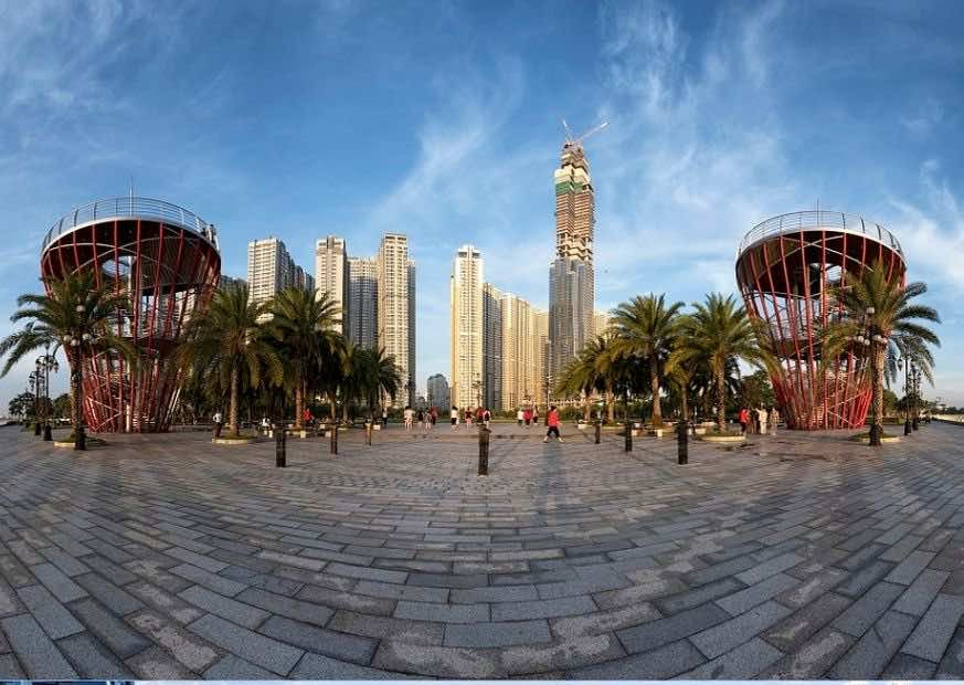 Quảng trường rộng lớn ven sông tại Công viên bờ sông Landmark 81, lý tưởng cho các hoạt động cộng đồng