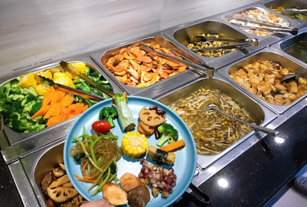 Quầy buffet chay với gần 20 món ăn hấp dẫn và đa dạng