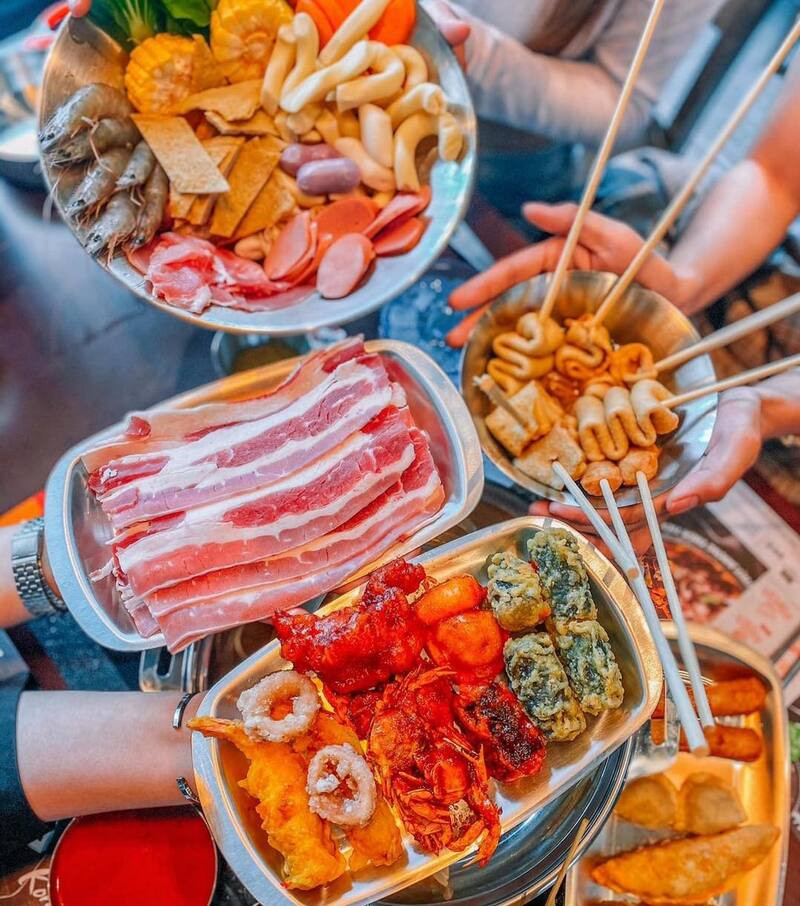 Quầy buffet đa dạng các món nhúng và đồ ăn kèm tại Dookki Landmark 81