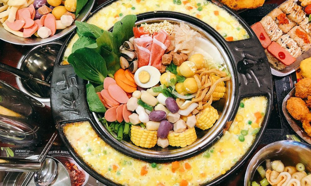 Quầy buffet đa dạng với tokbokki, topping và các loại sốt tại Dookki