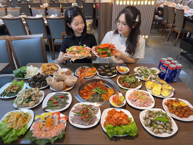 Quầy buffet hải sản phong phú tại một quán ăn ở Vincom Imperia Hải Phòng