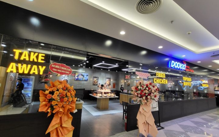 Quầy buffet lẩu Dookki Vincom Cà Mau với nhiều loại bánh gạo và topping đa dạng
