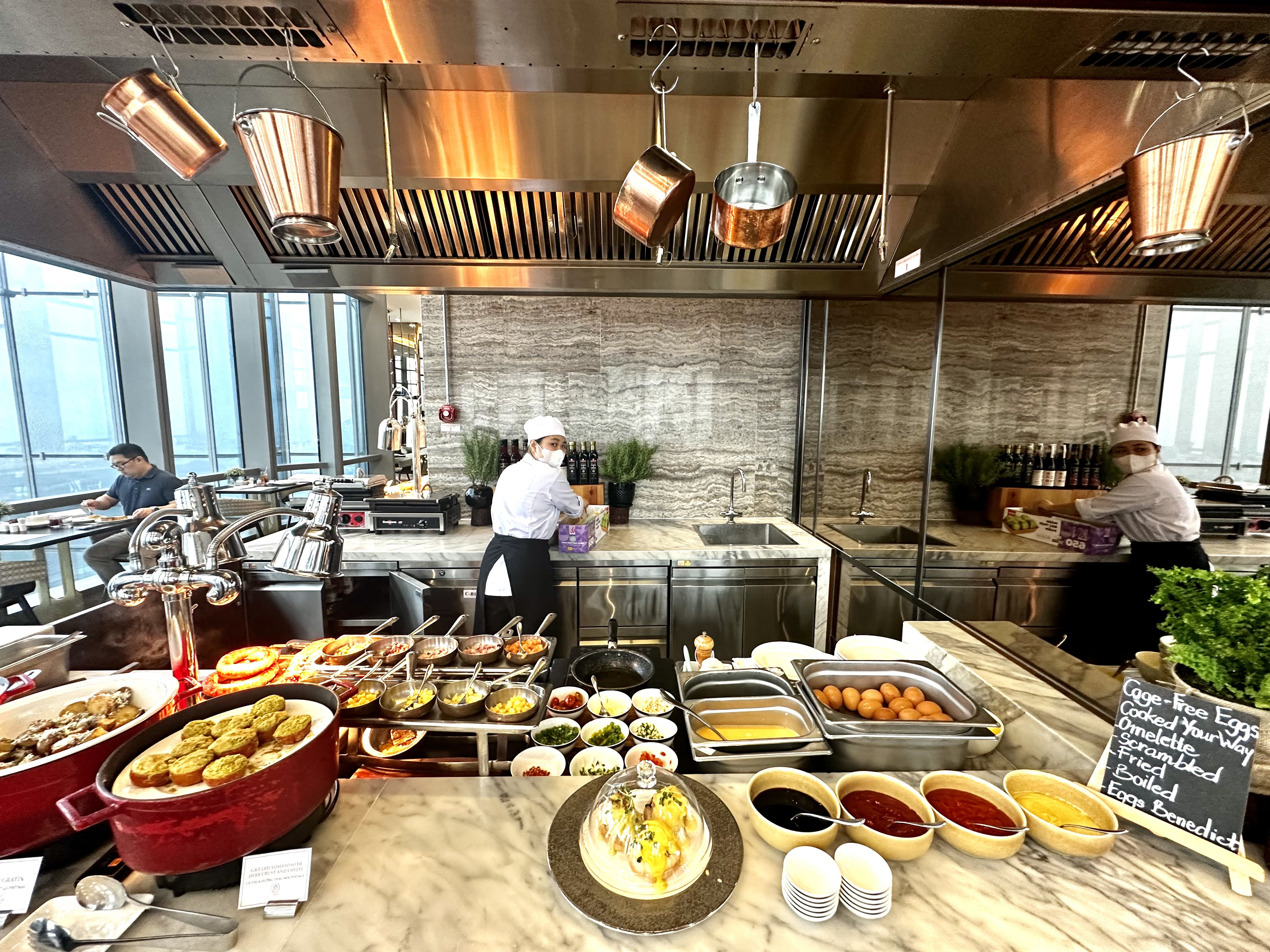 Quầy buffet sáng đa dạng tại nhà hàng Oriental Pearl Vinpearl Landmark 81 Autograph Collection Hotel