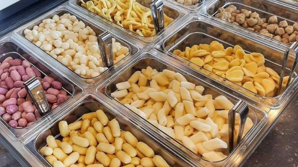 Quầy buffet tokbokki phong phú tại Dookki tầng 5 Vincom Trần Duy Hưng