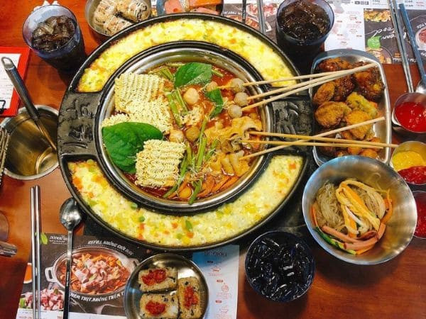 Quầy buffet tokbokki tự chọn tại Dookki Vincom Phạm Ngọc Thạch