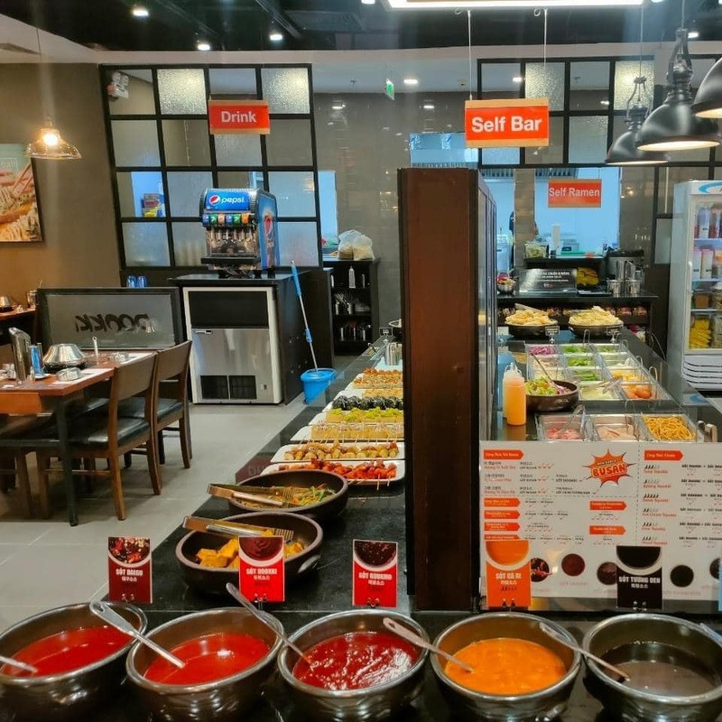 Quầy đồ ăn buffet lẩu Dookki luôn đầy ắp tại Vincom Mega Mall Thảo Điền, phục vụ thực khách.