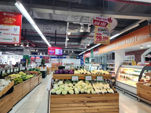 Quầy kệ hàng hóa đa dạng tại siêu thị WinMart trong Vincom Bảo Lộc