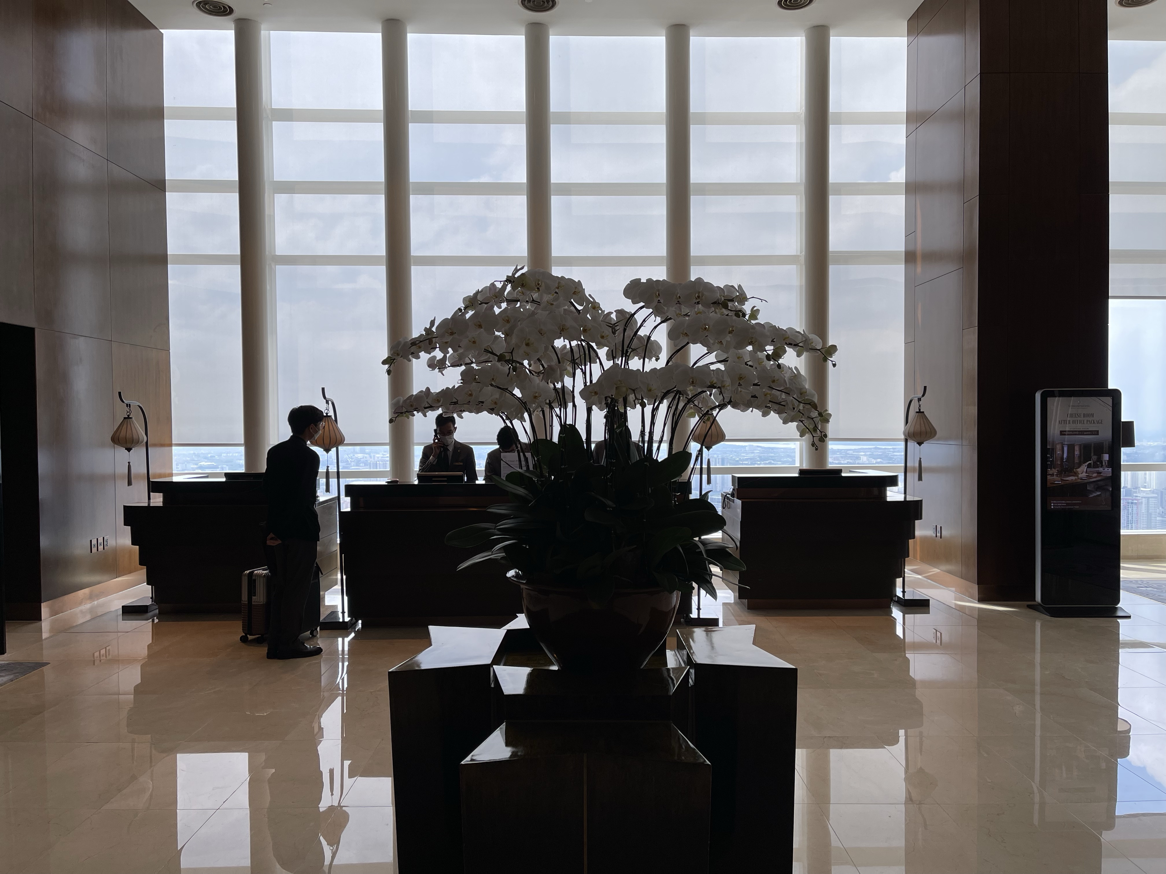 Quầy lễ tân trên cao tại InterContinental Hanoi Landmark72