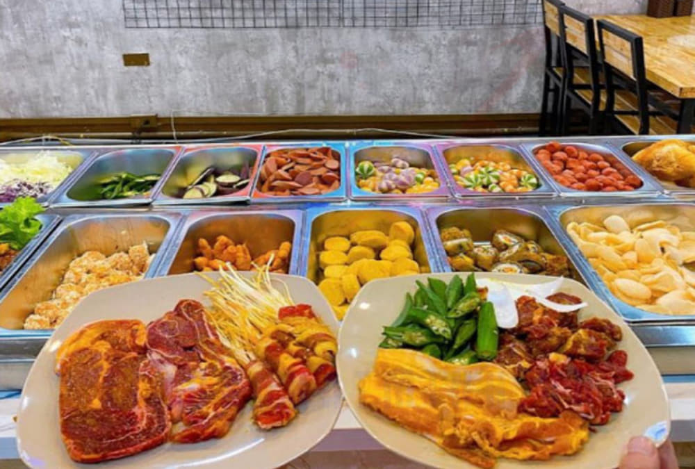 Quầy line buffet đa dạng với nhiều món ăn được bổ sung liên tục tại Mr. Pokki