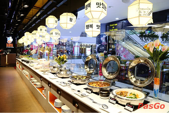 Quầy line buffet đầy ắp món nướng lẩu Hàn Quốc tại King BBQ Vincom Phạm Ngọc Thạch