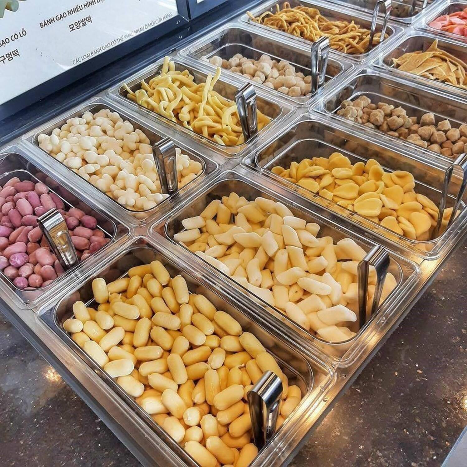 Quầy line buffet đồ ăn đa dạng tại Dookki, trưng bày các loại topping lẩu và món chiên
