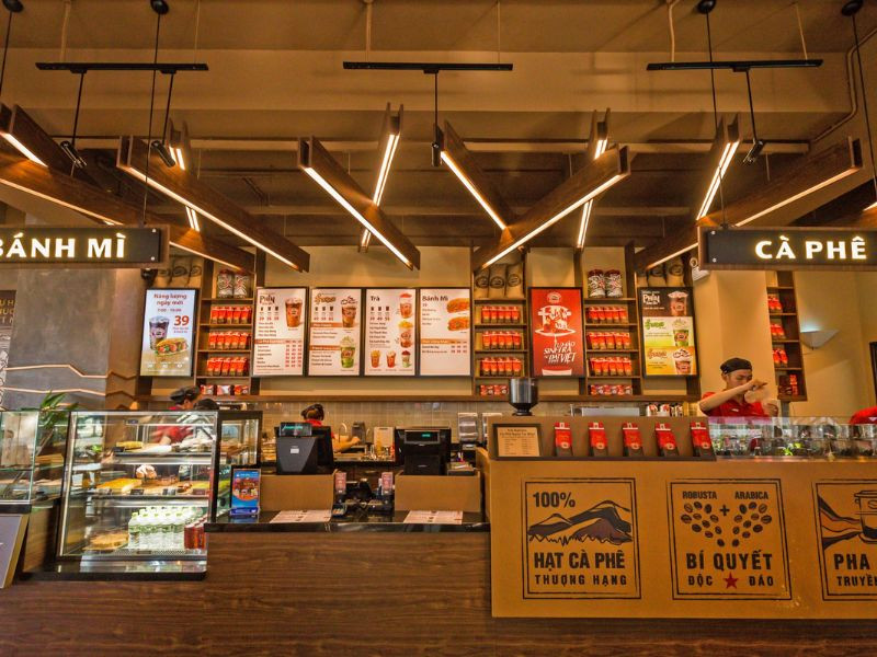 Quầy order đặc trưng của Highlands Coffee Landmark 81 với các lựa chọn cà phê Việt