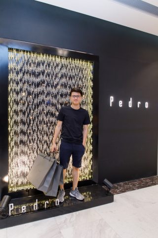 Quầy tiệc nhẹ và khu vực photobooth trang trí pha lê tại sự kiện Pedro Vincom Đồng Khởi