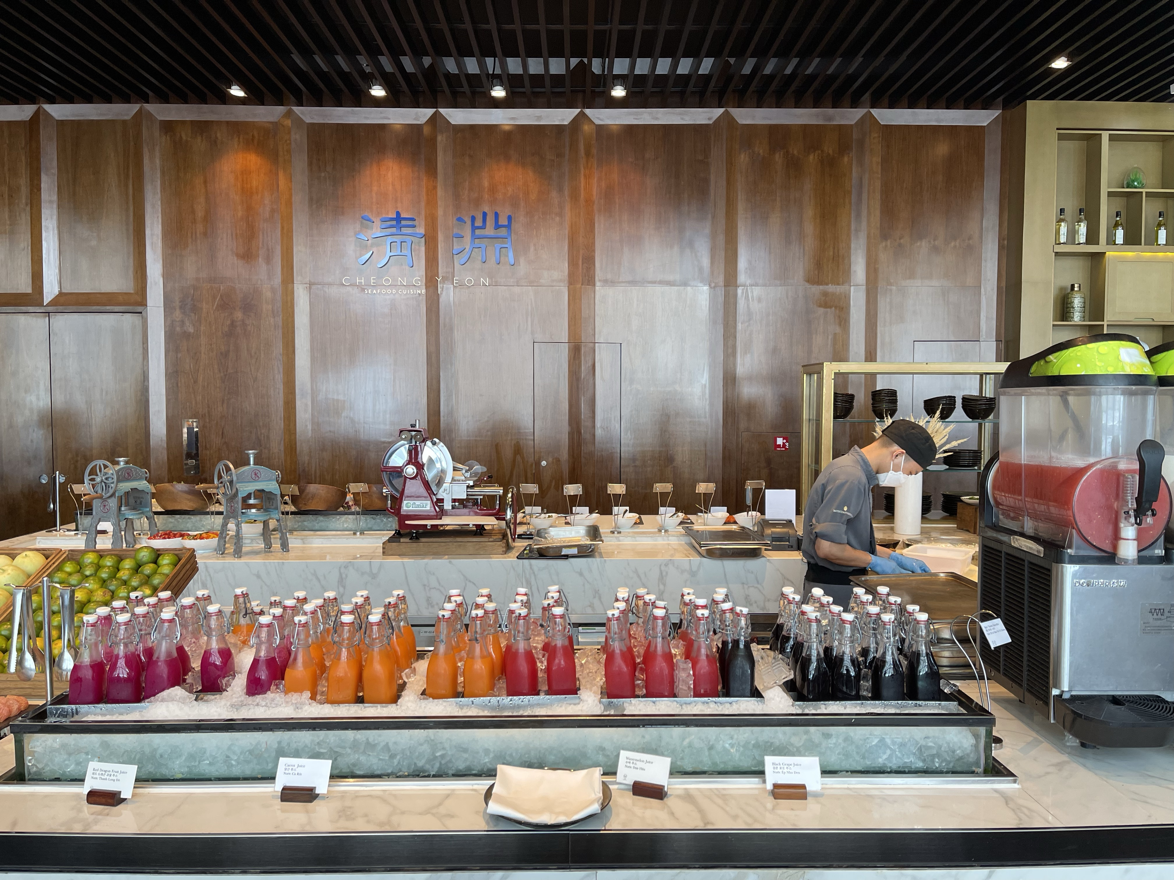 Quầy trái cây tươi ngon và nước ép đa dạng tại nhà hàng 3 Spoons InterContinental Hanoi Landmark Hotel