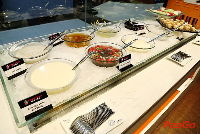 Quầy tráng miệng phong phú với trái cây và bánh ngọt tại King BBQ Vincom Phạm Ngọc Thạch