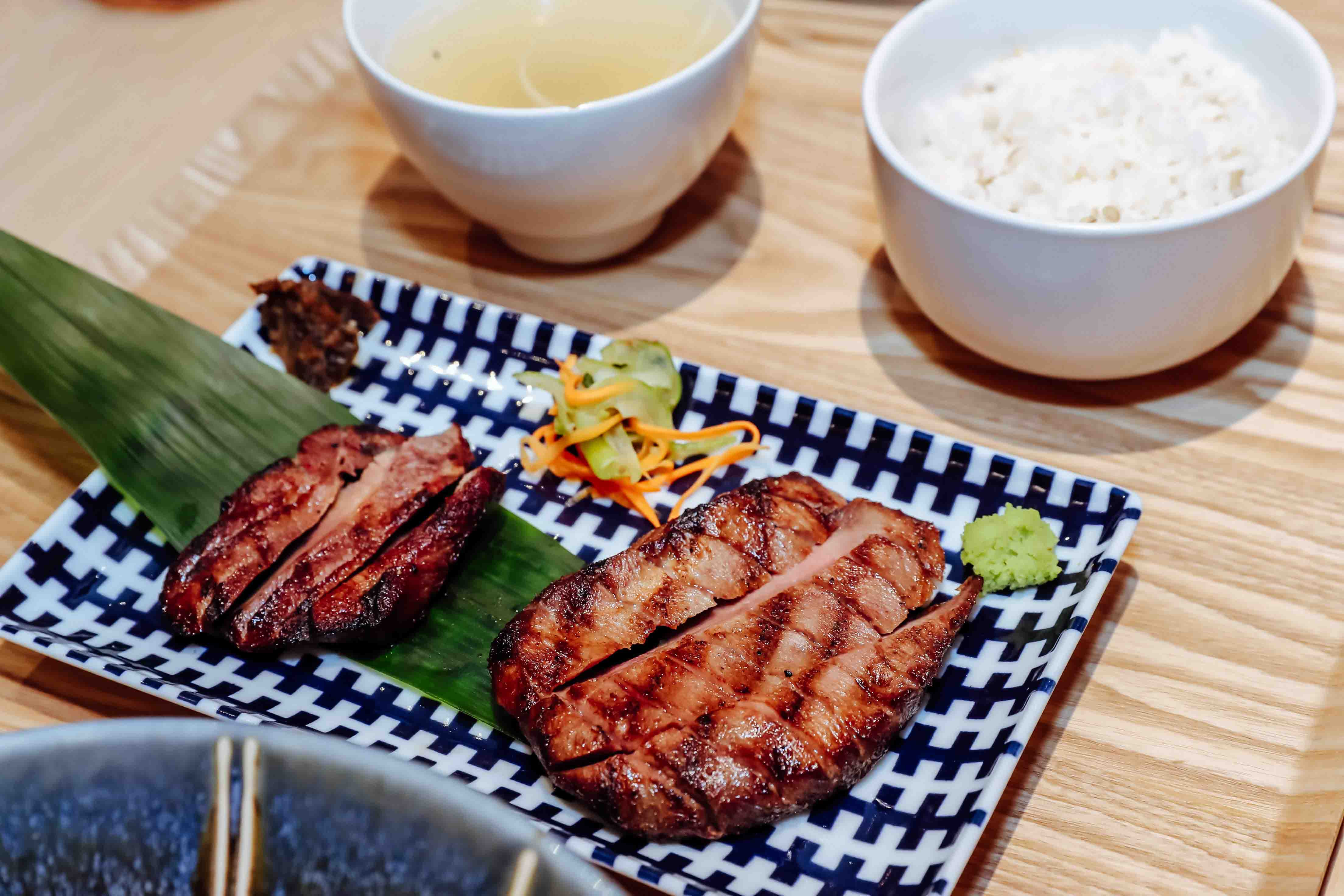 Quy trình chế biến Toro Gyutan Steak trên đá cẩm thạch tại Date Nariya.