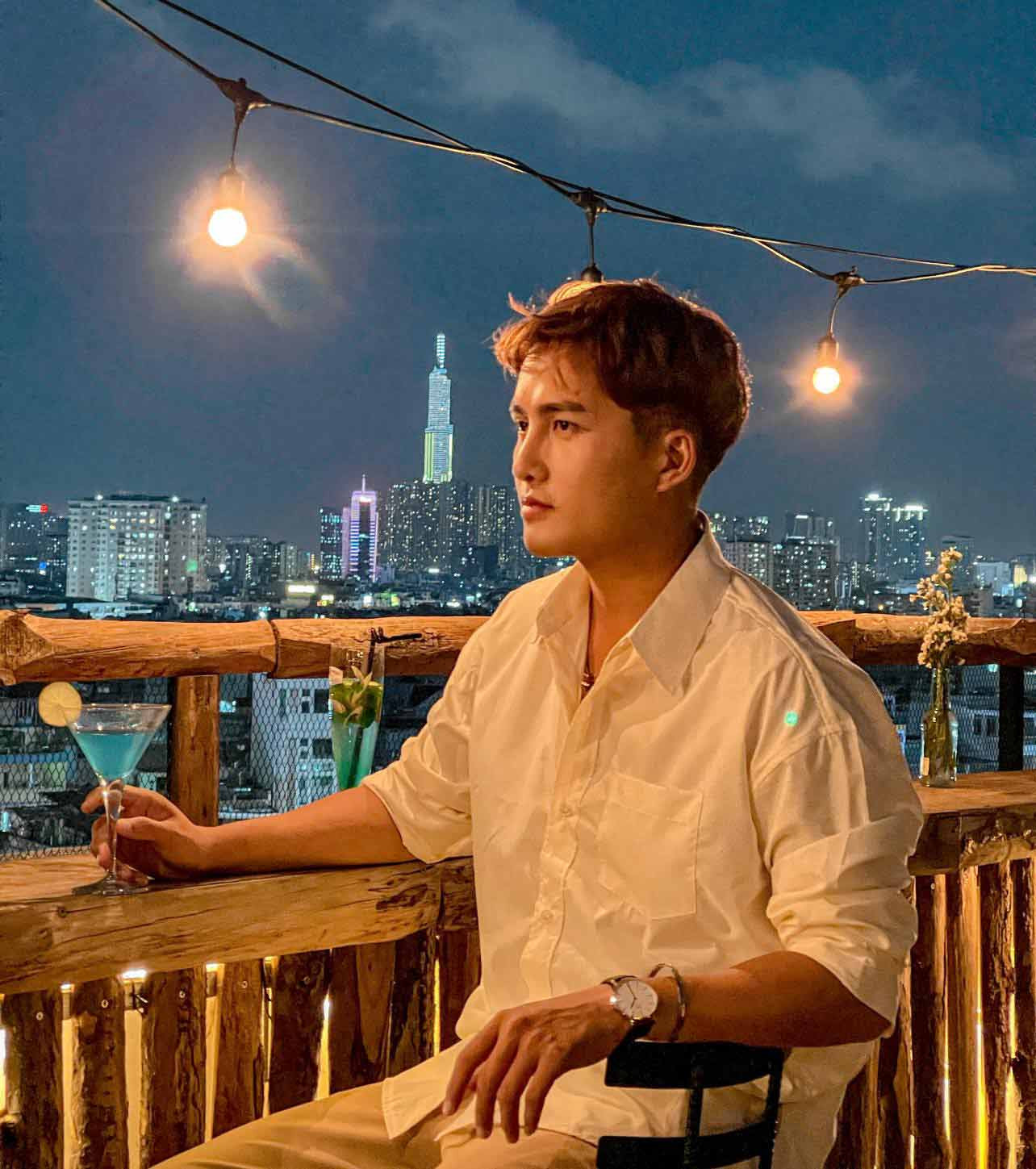 Ráng Chiều rooftop với phong cách mộc mạc và view Landmark 81