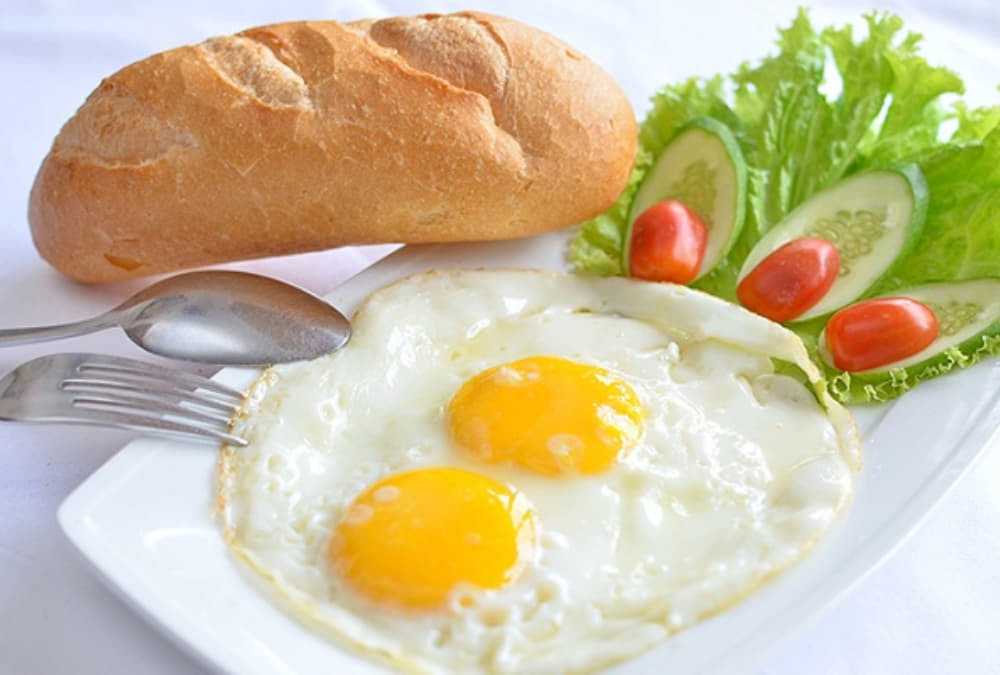 Rita Võ Cafe phục vụ điểm tâm sáng với món bánh mì ốp la hấp dẫn