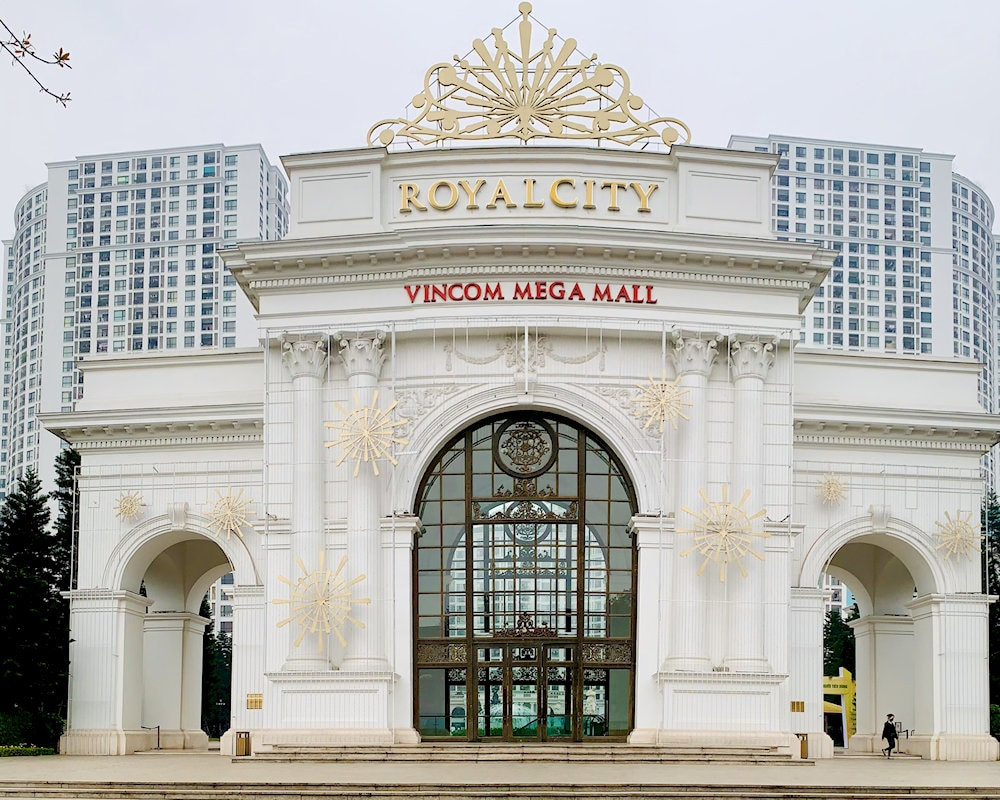 Royal City Hà Nội với kiến trúc châu Âu cổ điển, những tòa nhà cao tầng hùng vĩ và tráng lệ.