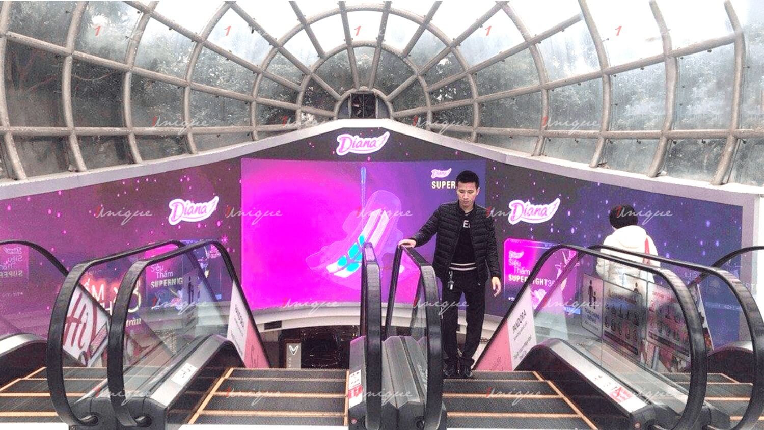 Sắc tím độc đáo của Diana xuất hiện trên các hình ảnh của Vincom Mega Mall Times City thông qua màn hình LED