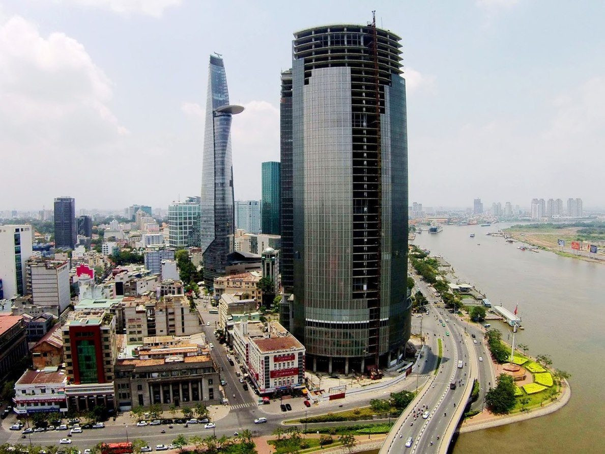 Saigon One Tower với kiến trúc cao tầng nổi bật giữa khu trung tâm Sài Gòn