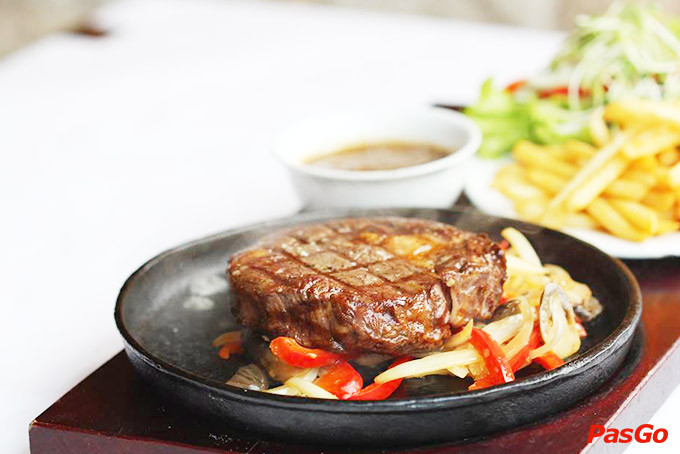 Salad tươi mát với nhiều loại rau xanh và cà chua bi, món ăn kèm lý tưởng cho bữa tiệc Âu tại Al Fresco's