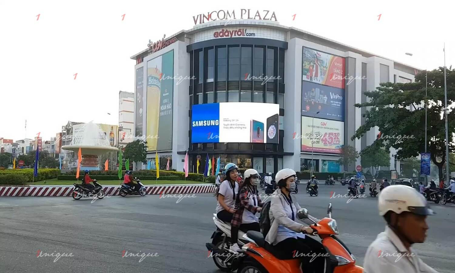 Samsung quảng cáo sản phẩm mới trên màn hình LED Vincom Plaza Hùng Vương
