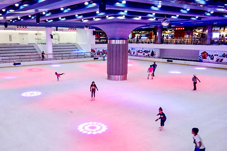 Sân băng tự nhiên lớn nhất Việt Nam Vincom Ice Rink bên trong tòa nhà Landmark 81