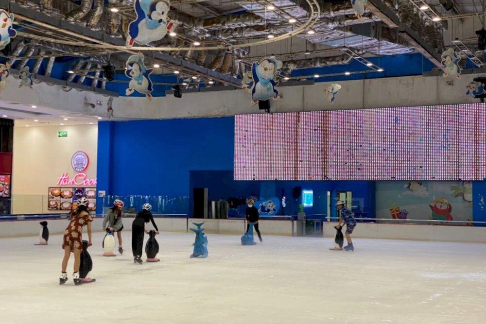 Sân băng Vinpearl Land Ice Rink với trải nghiệm trượt băng tự nhiên tại Vincom Plaza Đà Nẵng