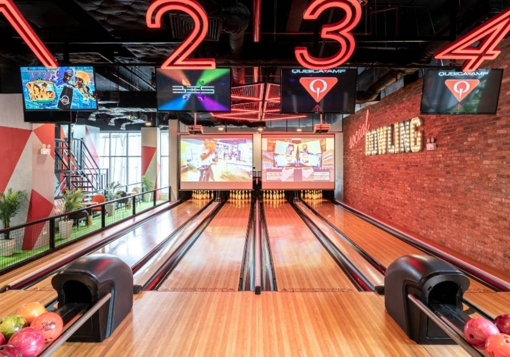Sân bowling trong khu vực giải trí gia đình tại Timezone