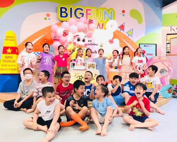 Sân chơi vận động liên hoàn trong khu vui chơi Vincom Phạm Ngọc Thạch