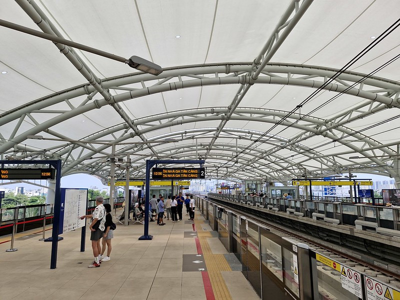Sân ga số 1 và 2 tại Ga Tân Cảng, nơi đón tiếp hành khách của ga metro Landmark 81