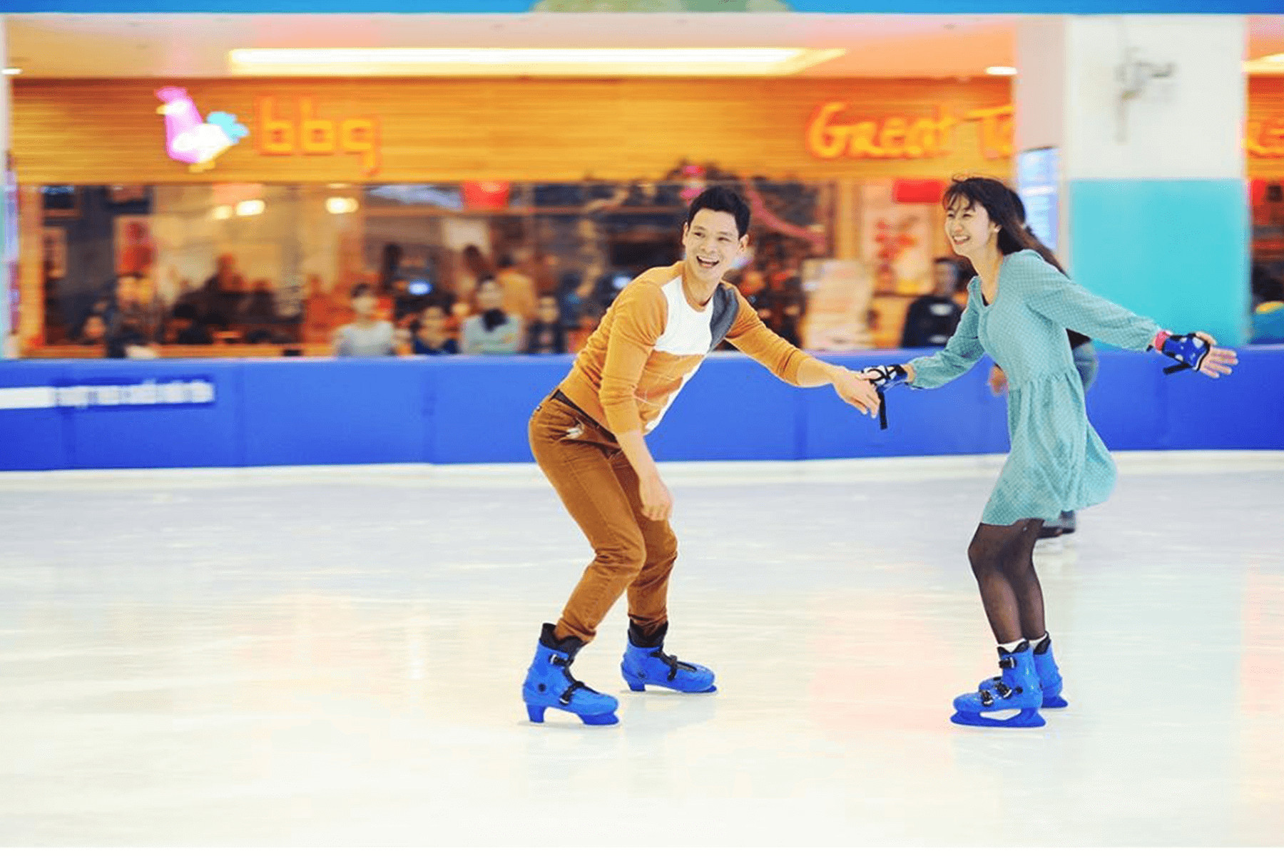 Sân trượt băng Vincom Ice Rink hiện đại dưới lòng đất Landmark 81