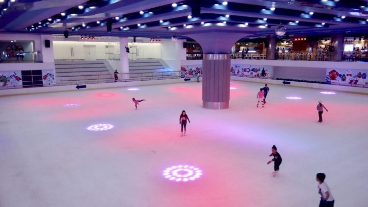Sân trượt băng Vincom Ice Rink hiện đại mang đến trải nghiệm độc đáo trong Landmark 81 có gì.