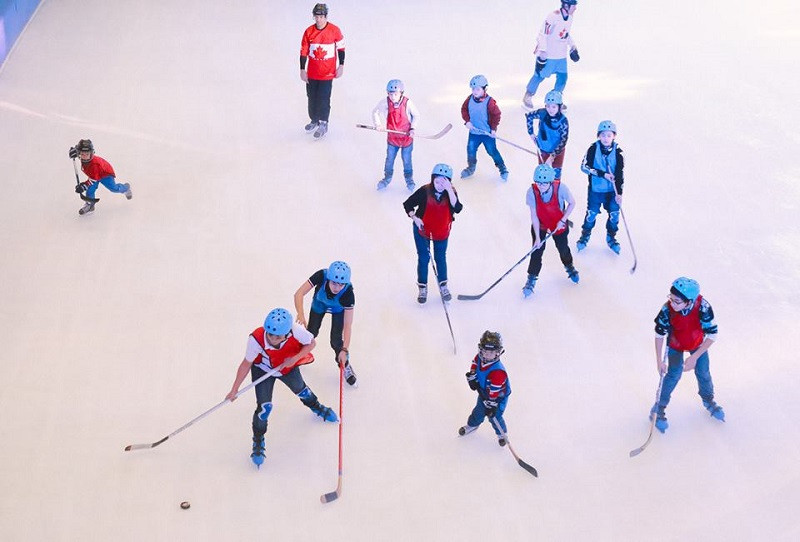 Sân trượt băng Vincom Ice Rink sôi động tại Landmark 81