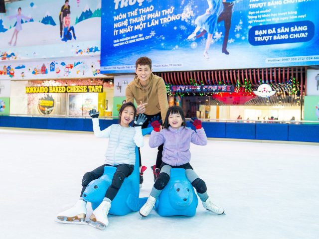 Sân trượt băng Vincom Mega Mall với nhiều người đang trải nghiệm trượt băng