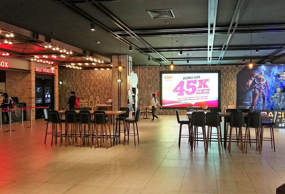 Sảnh chờ hiện đại và rộng rãi tại cụm rạp xem phim Vincom Phú Yên, mang đến sự thoải mái cho khán giả.